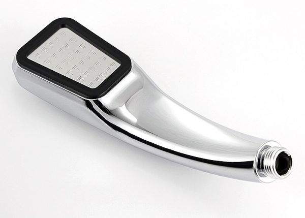 pommeau de douche chromé avec jet d'eau fin en forme de rectangle