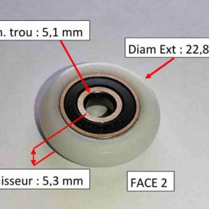 roulette de douche sur roulement à bille avec un trou au centre pour pour le passage d'une vis de fixation sur la porte de douche