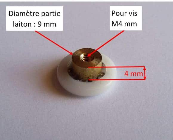 c'est une roulette pour glissière, elle est composée d'une bague en plastique avec un roulement à billes en son centre, un trou taraudé permet de la visser à une porte de douche ou cabine de douche
