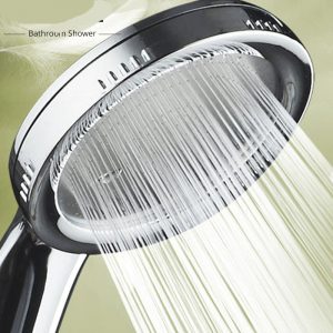 Appareil fixé à l'extrémité d'un flexible d'alimentation en eau, percé de petits trous, qui distribue l'eau en pluiepour se doucher