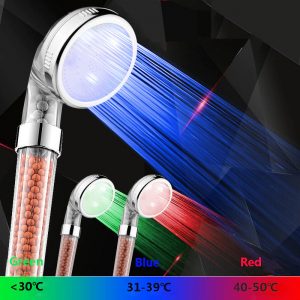 Pommeau de douche LED 3 couleurs en fonction de la température de l'eau, il permet aussi d'économiser de l'eau