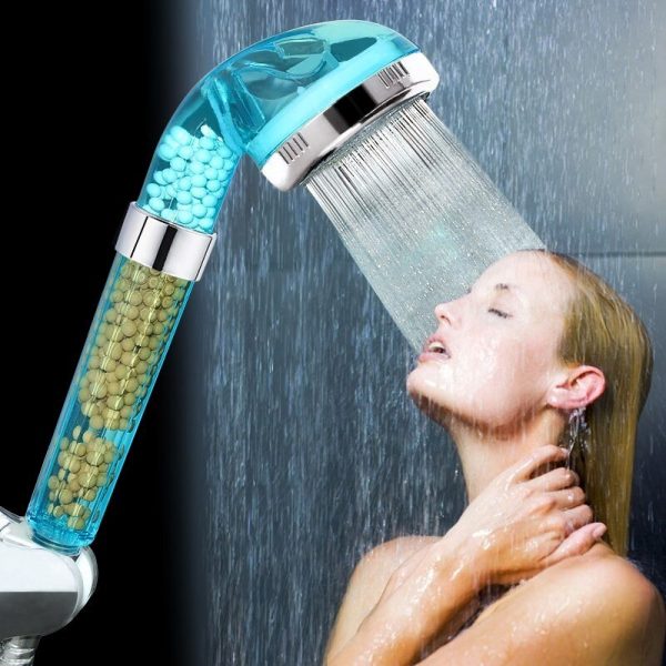 Appareil fixé à l'extrémité d'un flexible d'alimentation en eau, percé de petits trous, qui distribue l'eau en pluie pour une douche agréable