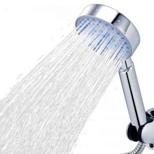 douchette avec des jets d'eau sur une surface ronde plate chromée reliée par un tuyau au robinet d'eau de la douche ou de la baignoire