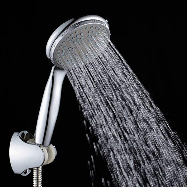 douchette avec des jets d'eau sur une surface ronde reliée par un tuyau au robinet de la douche ou de la baignoire
