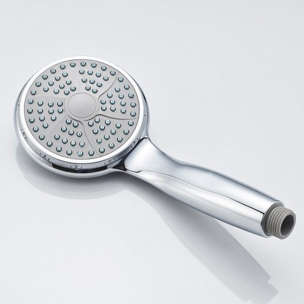 douchette avec des jets d'eau sur une surface ronde plate reliée par un tuyau au robinet d'eau de la douche ou de la baignoire